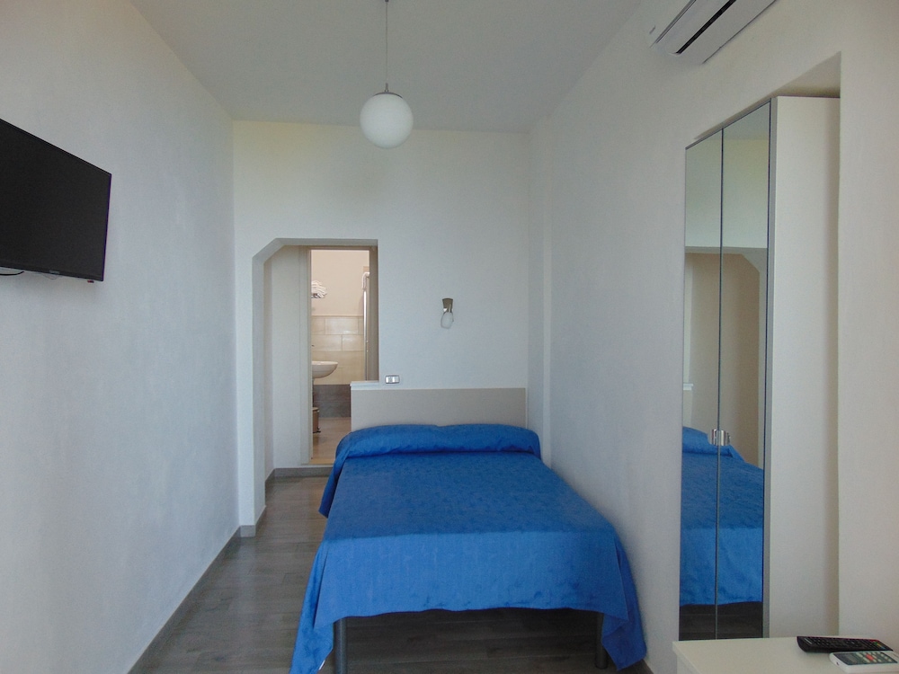 Economy Single Room, Terrace, Sea View photo 3
