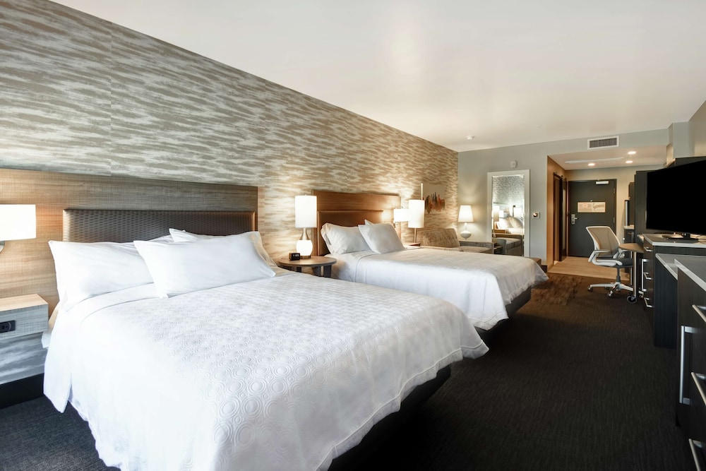 Premium Suite, 2 Queen Beds, Lake View