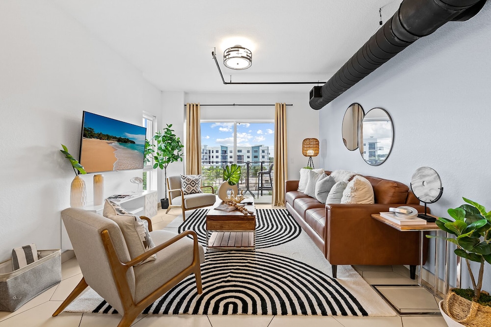 Deluxe Suite, Kitchen, Pool View