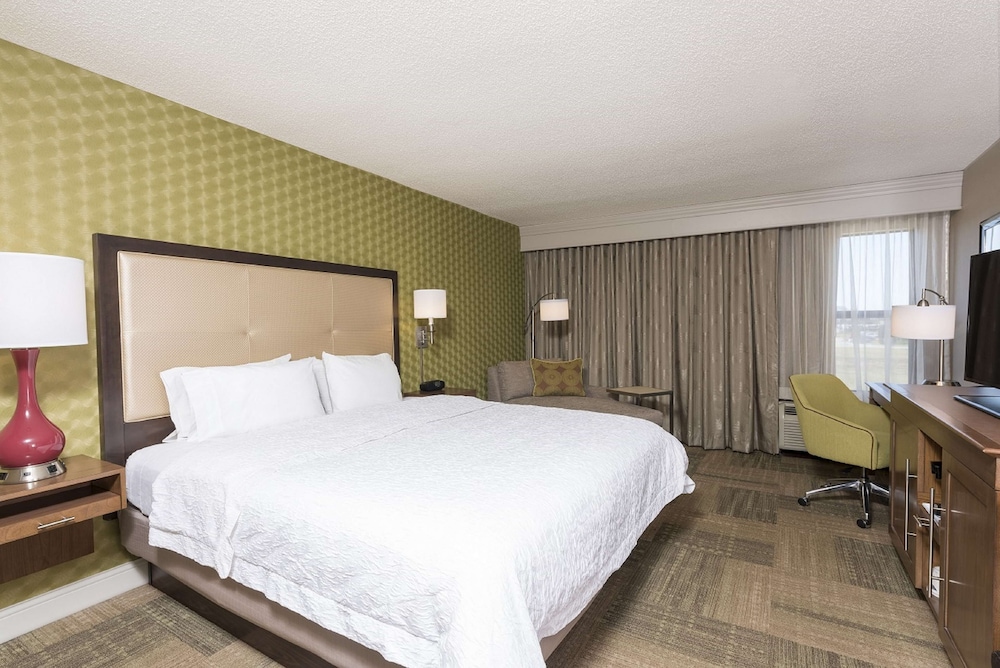 Room, 1 King Bed, Refrigerator - Photo 2