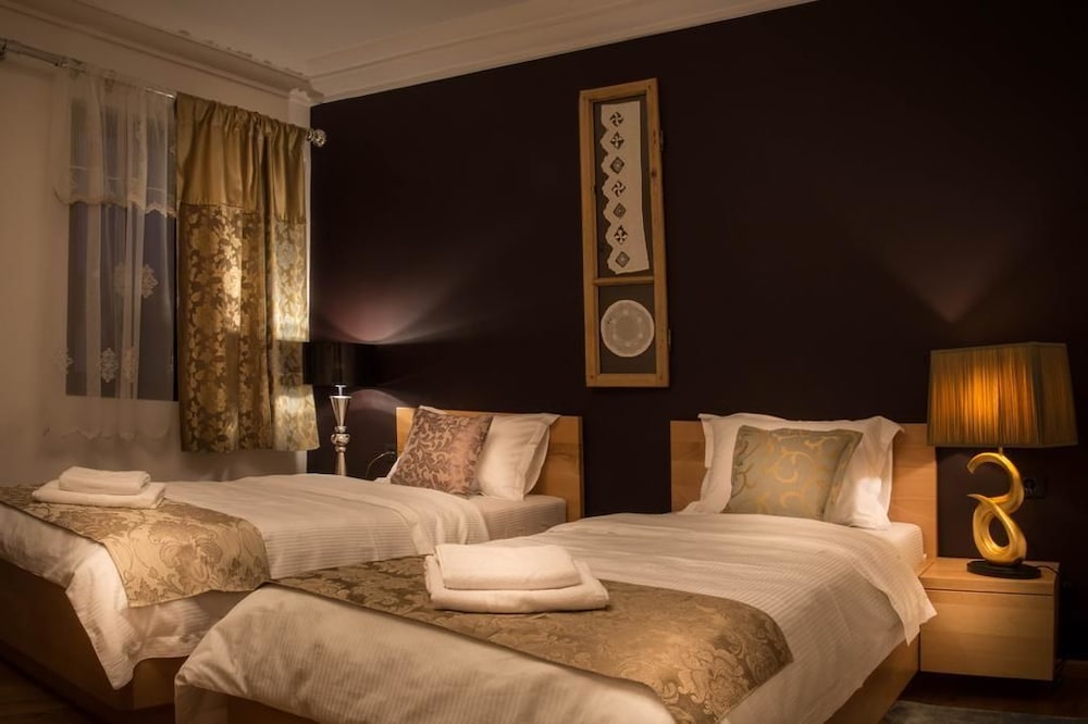 Comfort Room, 2 Twin Beds, City View