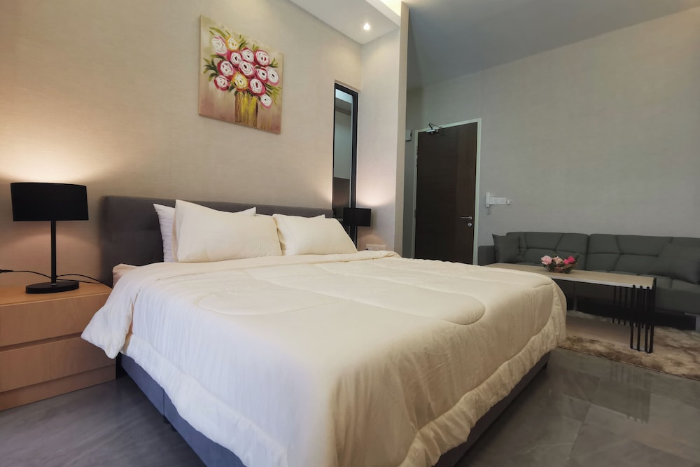 Superior Studio, 1 Queen Bed, Bathtub, City View