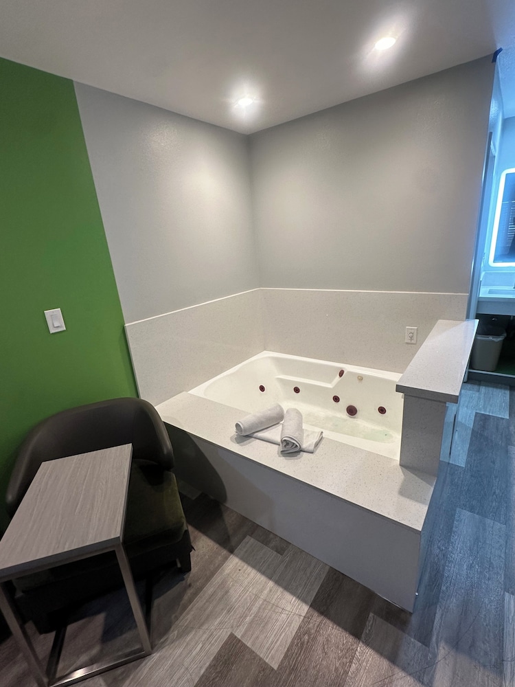 Romantic Room, 1 King Bed, Jetted Tub photo 1