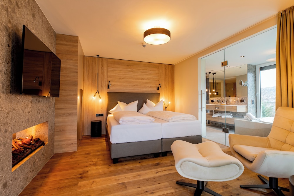 Luxury Suite, Balcony, Garden View