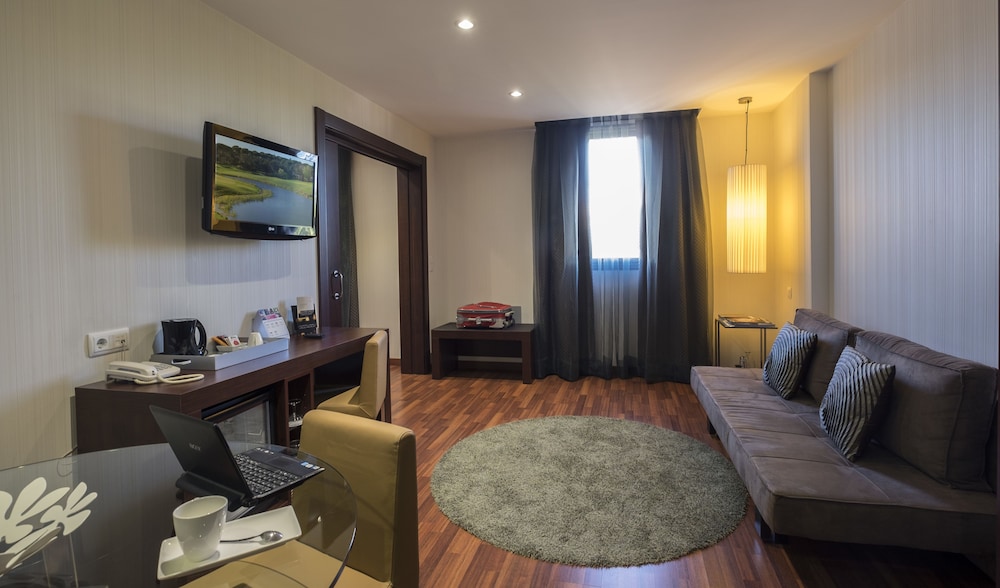 Executive Suite - Photo 3