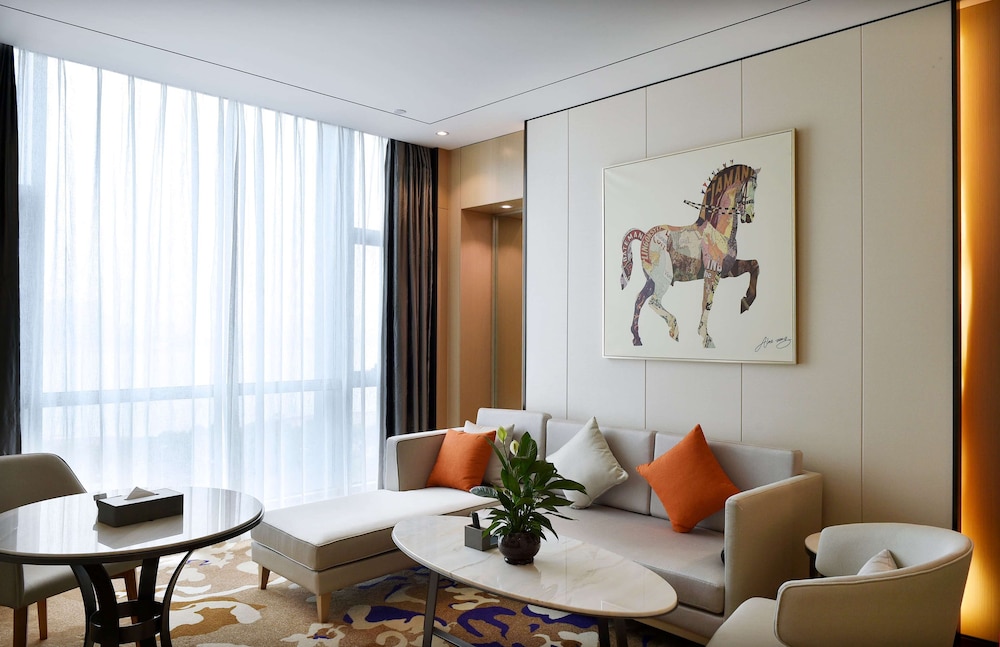 Deluxe Suite, 1 King Bed, Smoking