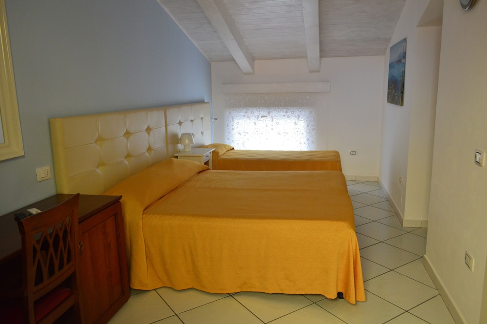Deluxe Triple Room photo 3