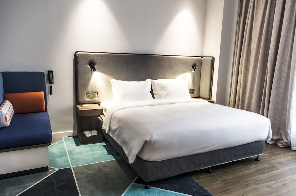 Suite, 1 King Bed - Photo 5