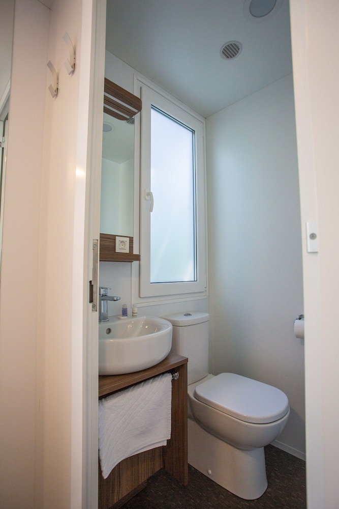 Basic Mobile Home, 3 Bedrooms, Resort View photo 2