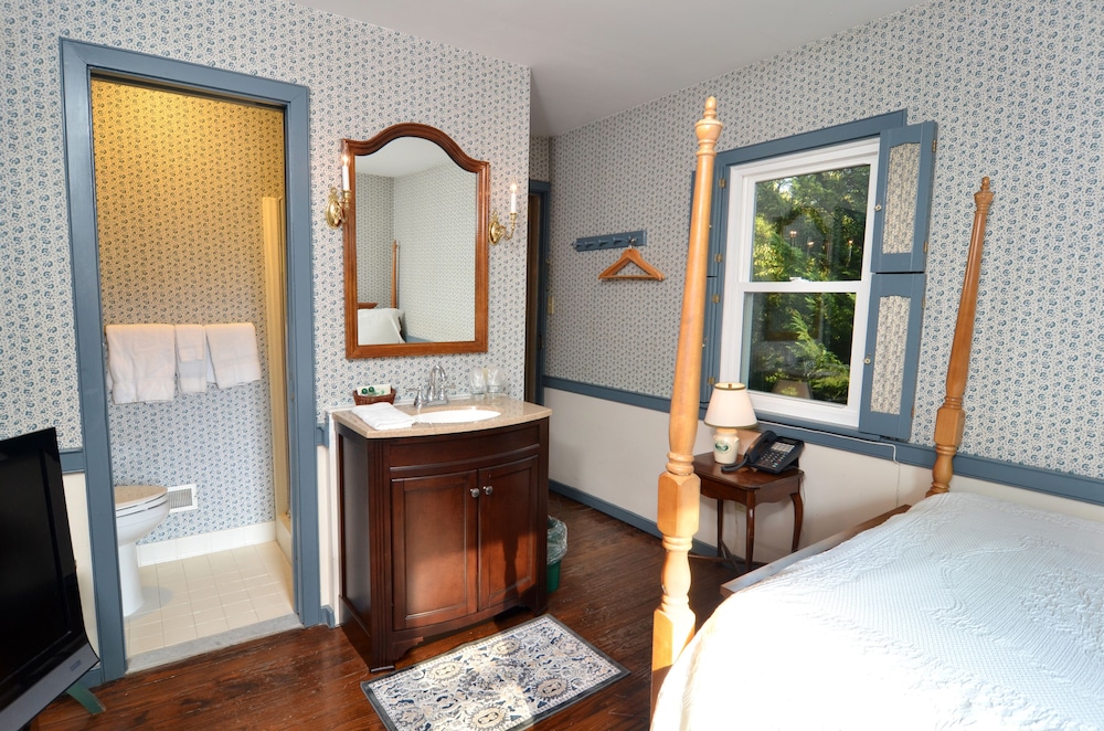 Standard Suite, Private Bathroom (James Madison)