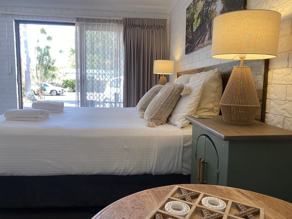 Design Room, 1 Queen Bed, Non Smoking, Refrigerator & Microwave (Queen Room)