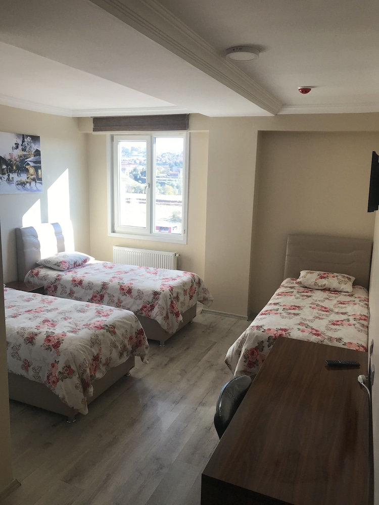 Basic Suite, 3 Twin Beds photo 1