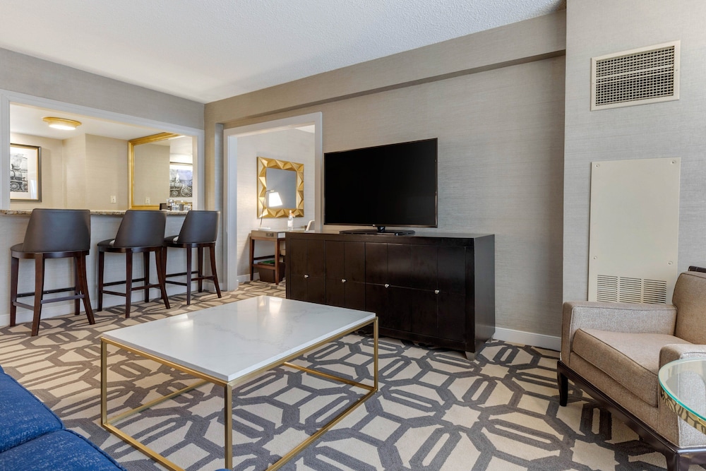 Executive Suite, 1 King Bed with Sofa bed, City View (Spacious) - Photo 10