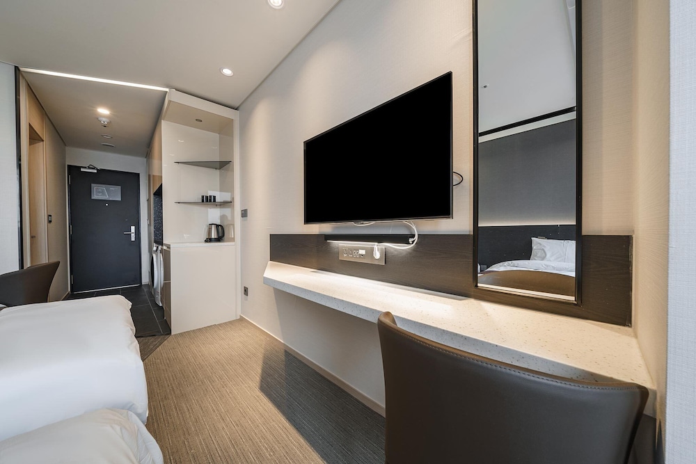Standard Twin Room - Photo 7