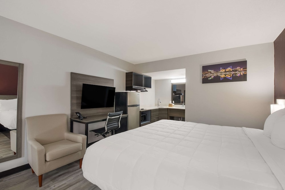 Suite, 1 King Bed, Non Smoking - Photo 2