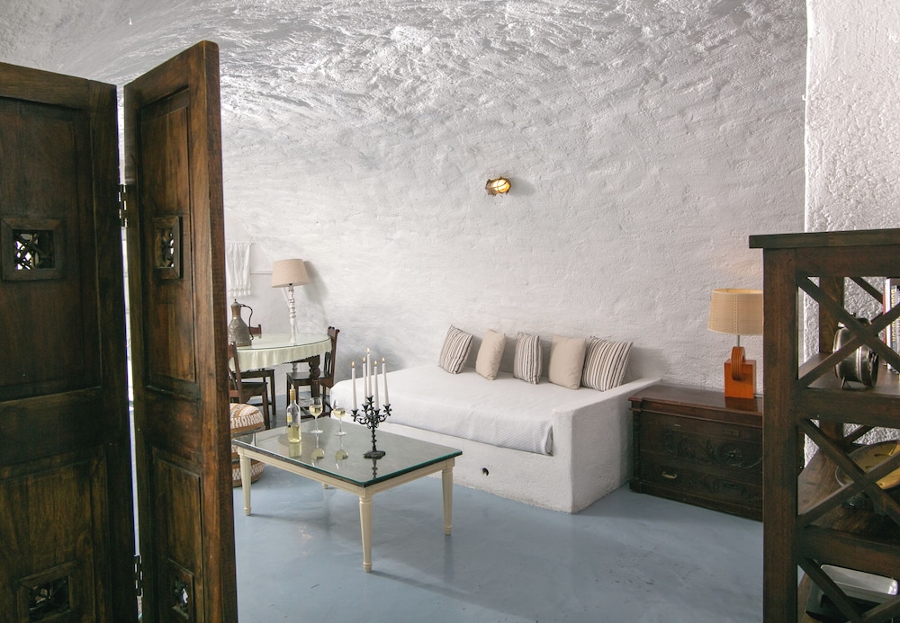 Superior Cave Suite with Hot Tub & Caldera View - Photo 11
