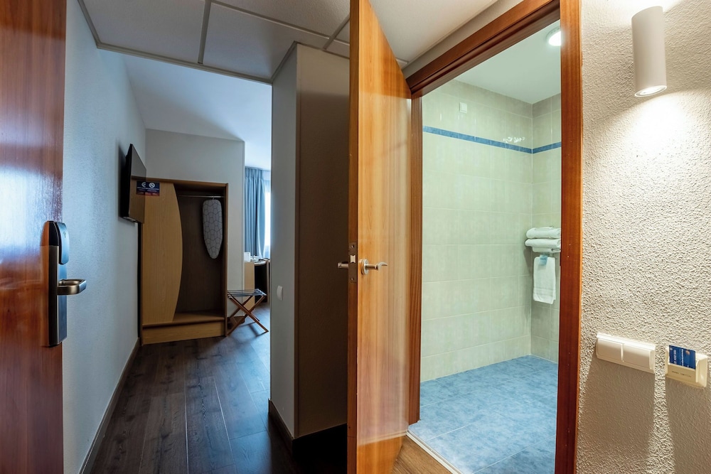 Room - Photo 26