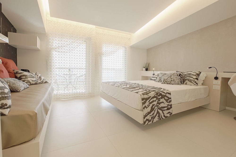 Panoramic Suite, 1 Queen Bed, Balcony, Sea View photo 1