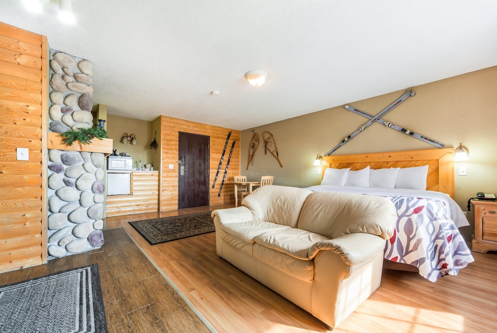 Signature Suite, 1 King Bed, Jetted Tub (Smoke Free) - Photo 3