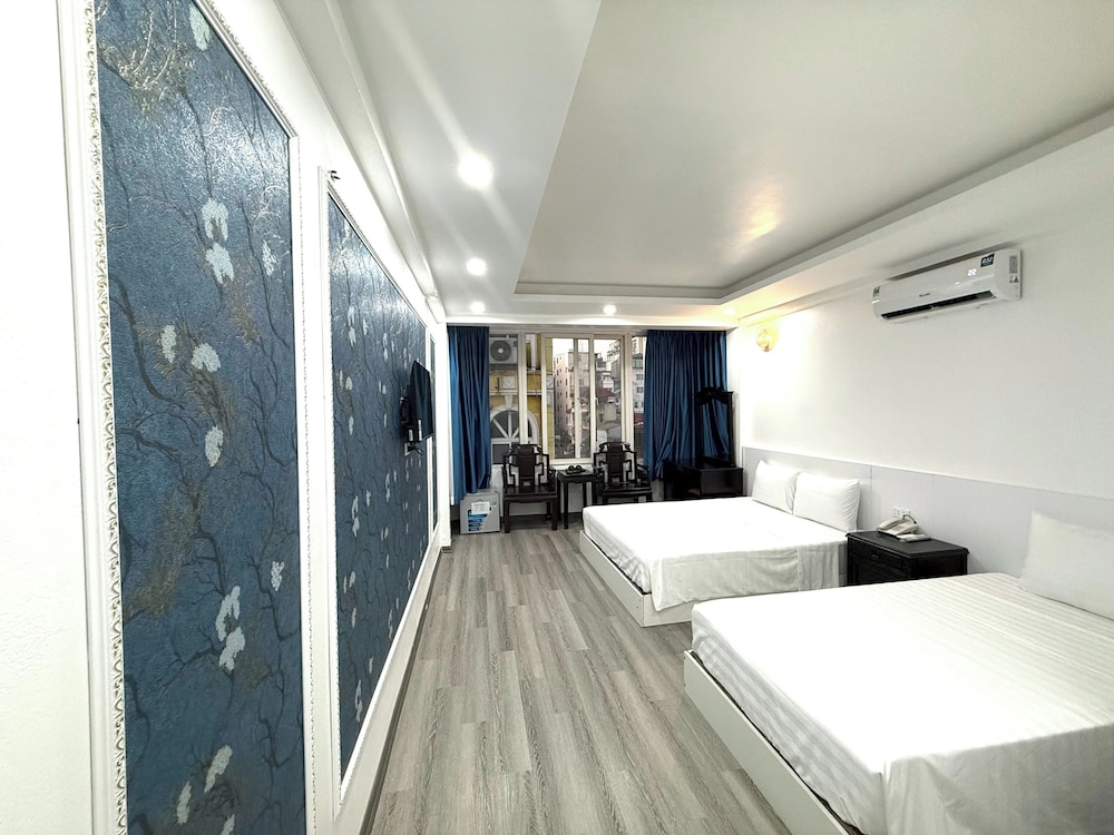 Family Room, Balcony, City View photo 1