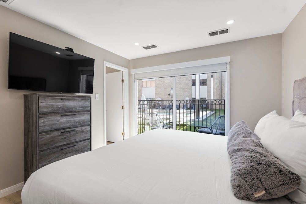 Executive Suite - Photo 5