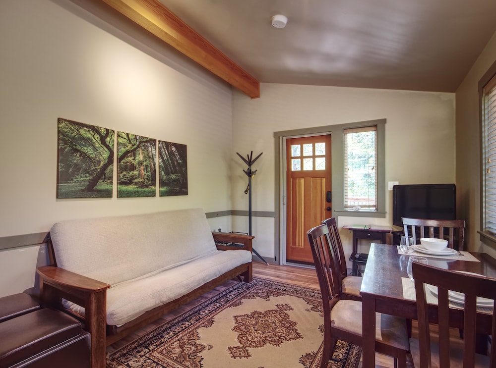 #84 Cabin, 1 Bedroom, Fireplace, Garden View (Pet Friendly)