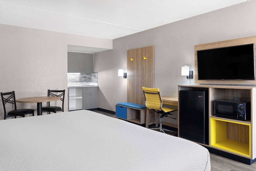 Room, 1 King Bed, Kitchenette photo 1