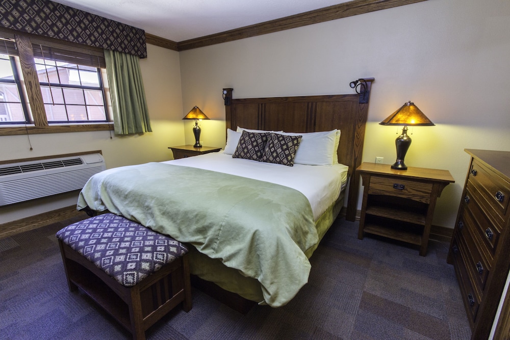 Suite, 1 King Bed With Sofa Bed photo 2