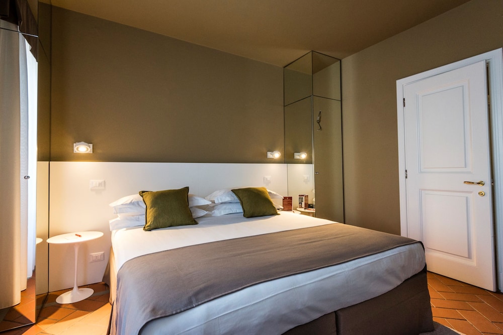 Deluxe Room thumbnail 6