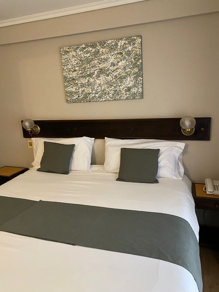 Standard Room, 1 Queen Bed photo 2
