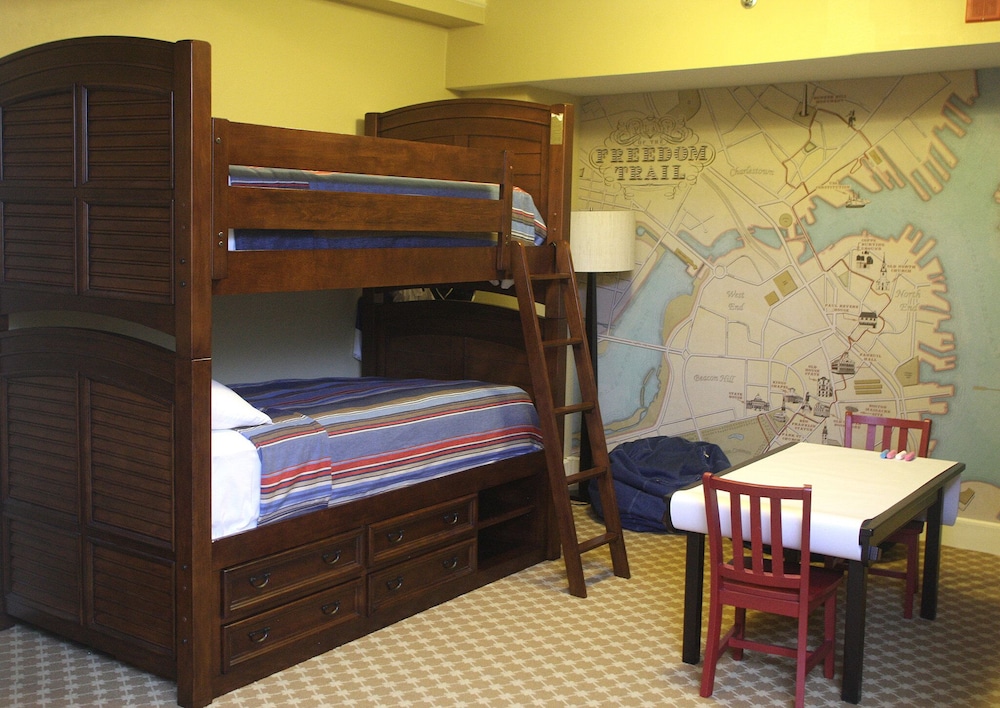 Suite, 1 King Bed thumbnail 5