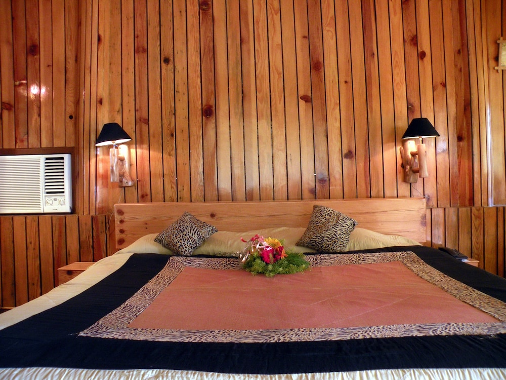 Wooden Log Hut (Ac) photo 3