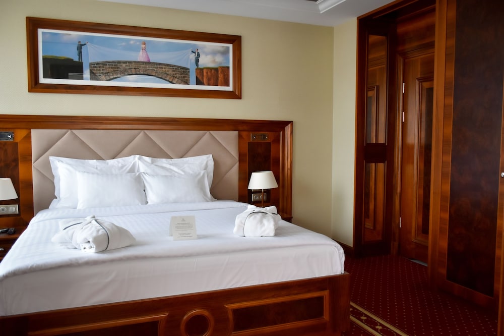 Deluxe Suite - Photo 1