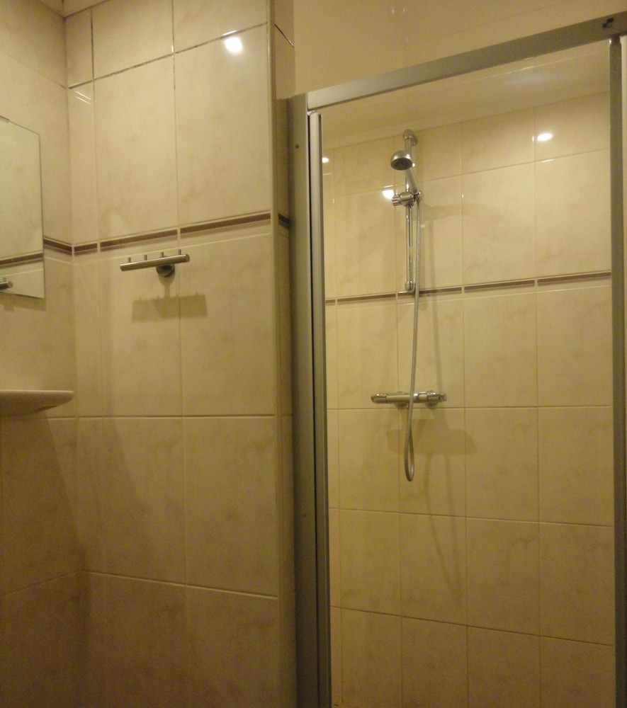 Economy Twin Room, Shared Bathroom photo 3