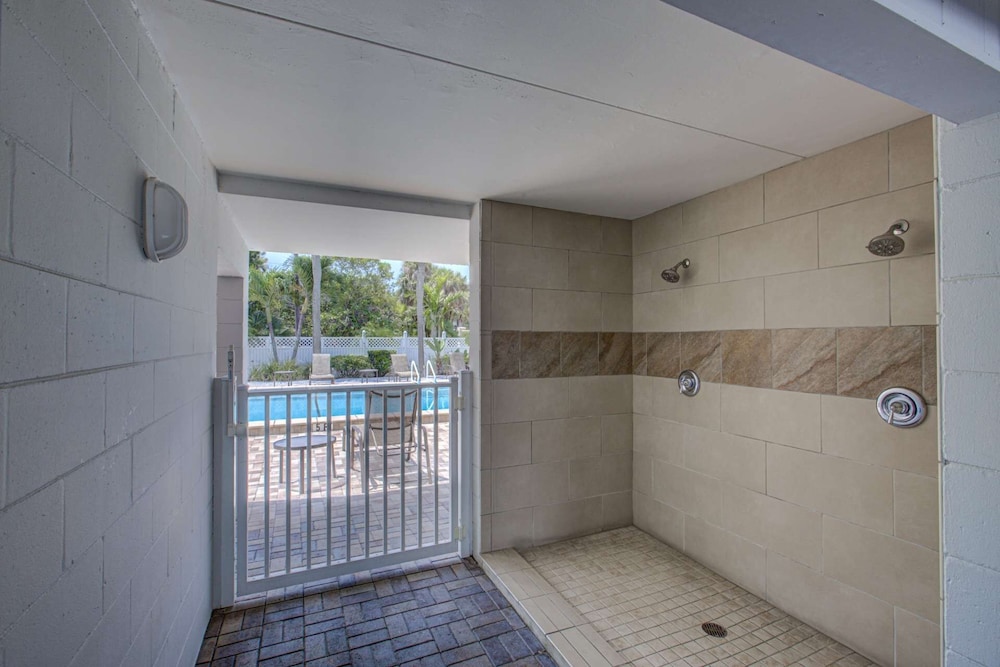 Condo (Siesta Sands Beach Resort 4th Floor w) photo 2