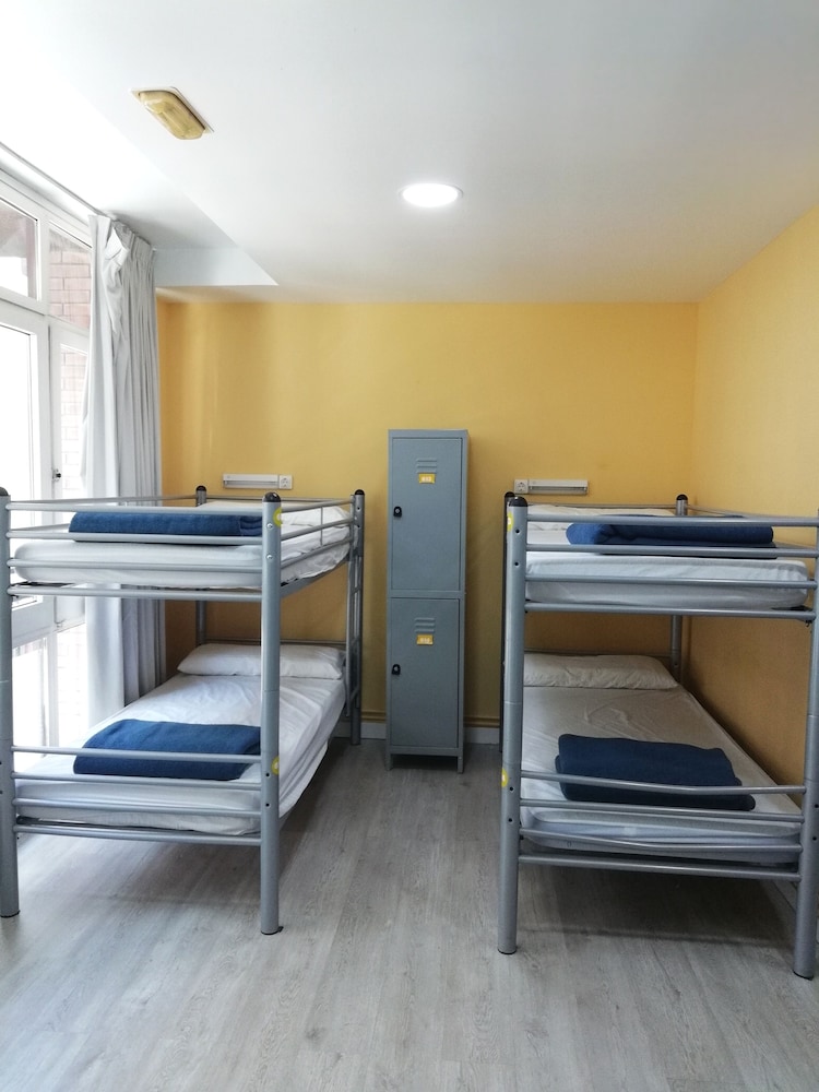 Dormitorio Compartido, Baño Compartido (14 camas)