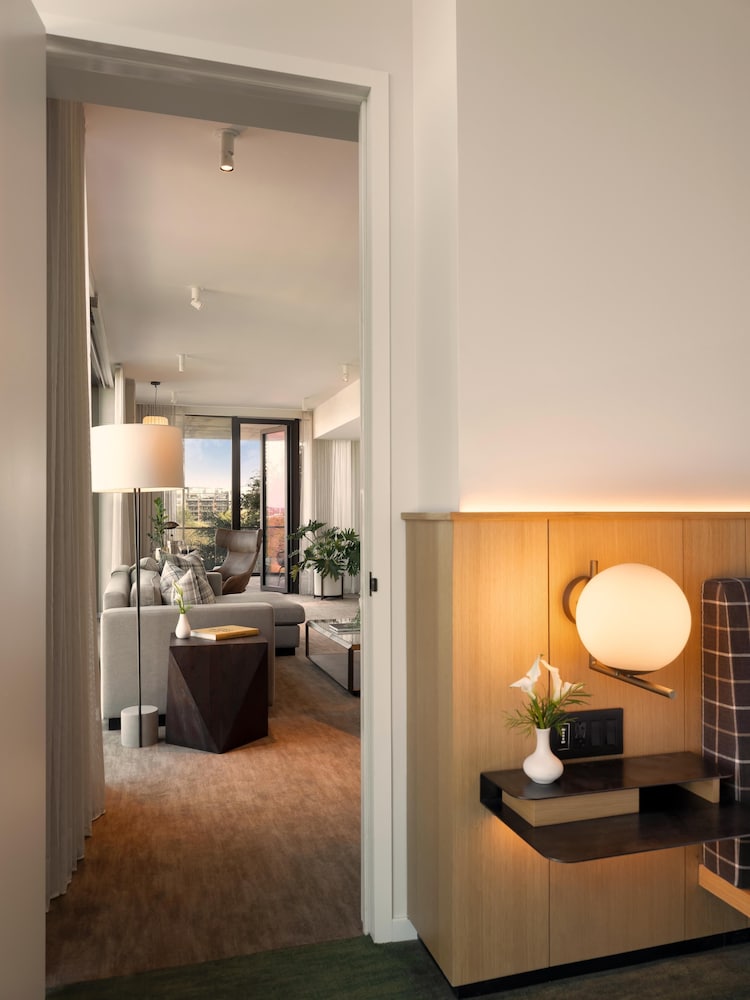 Lake View One-Bedroom Balcony Suite - Photo 3