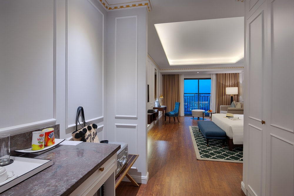 Deluxe Double Room, Golf View - Photo 9
