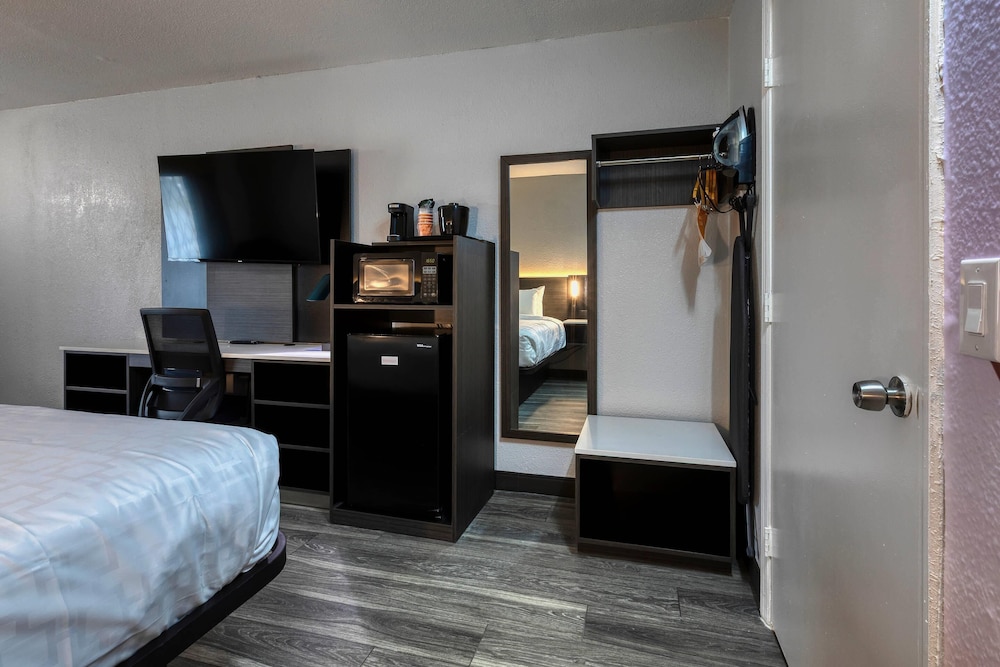 Room, 1 King Bed, Accessible, Non Smoking - Photo 10