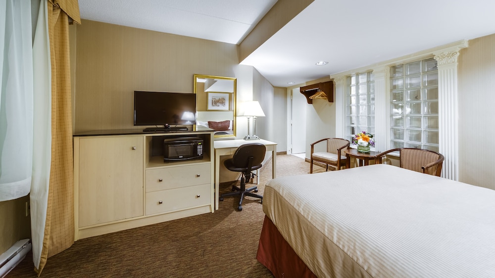 Spacious Room with 1 queen bed - Photo 2