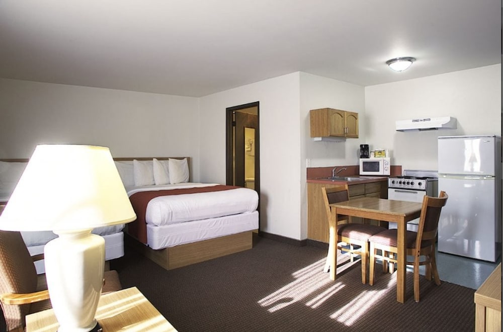Suite, 2 Queen Beds, Kitchen