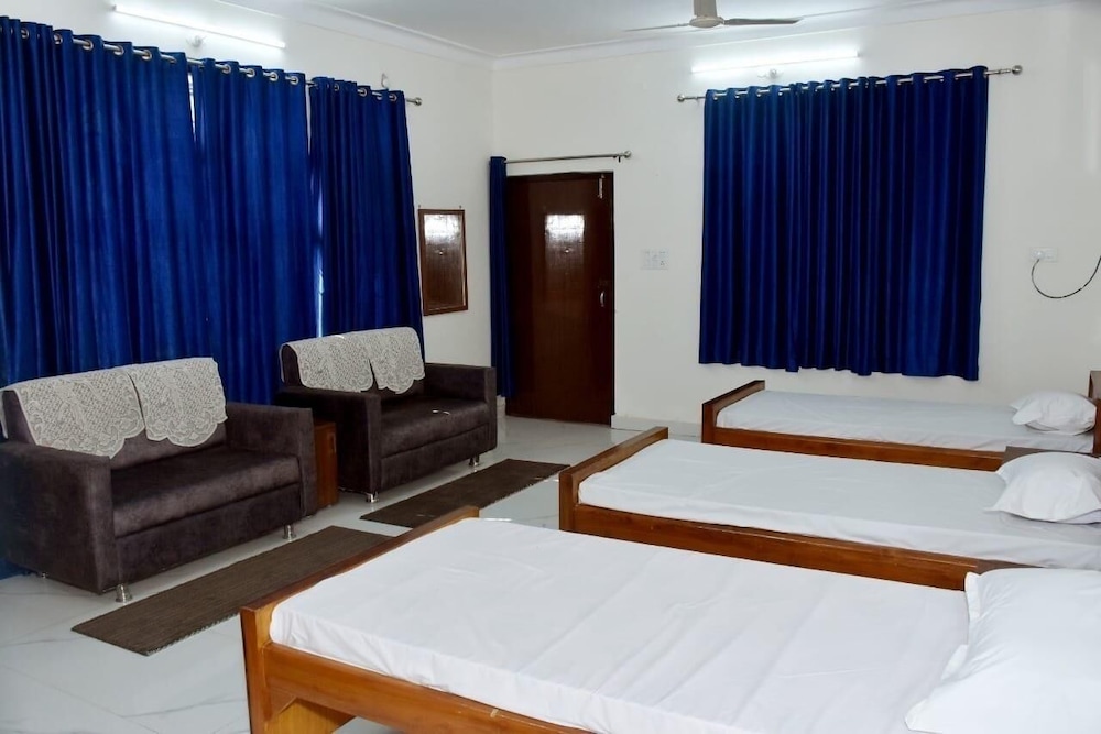 Deluxe Triple Room, City View photo 2