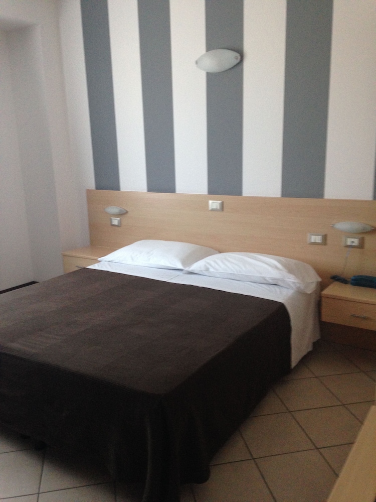 Basic Double or Twin Room, Accessible photo 1