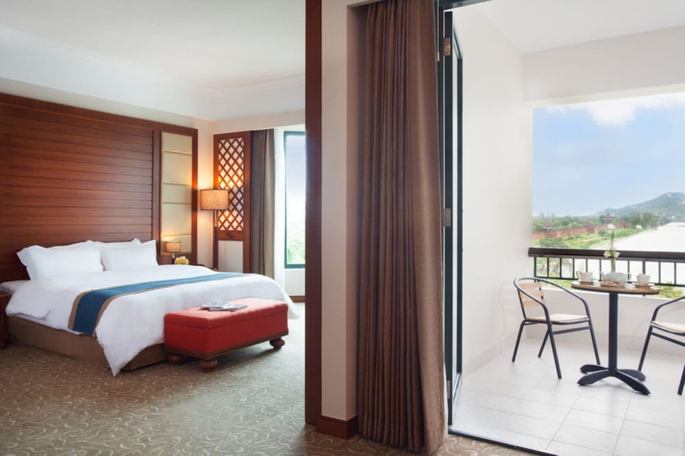 Executive Room, 1 King Bed, Terrace, Hill View photo 2
