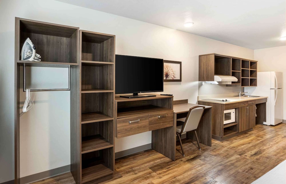 Standard Studio, 1 Queen Bed, Non Smoking, Refrigerator & Microwave - Photo 3