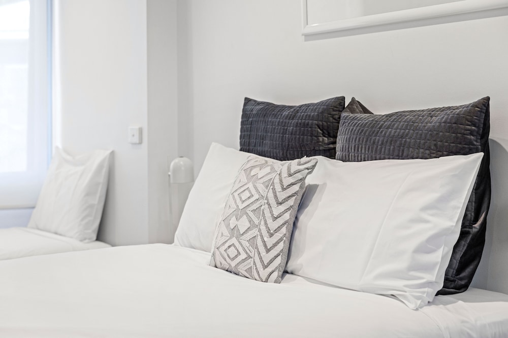 Double Room - 1 Queen & 1 Single photo 3