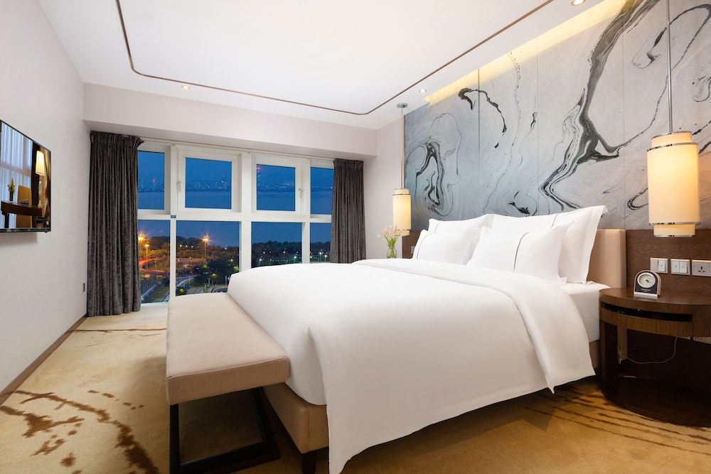 Deluxe Suite, 1 Queen Bed photo 1