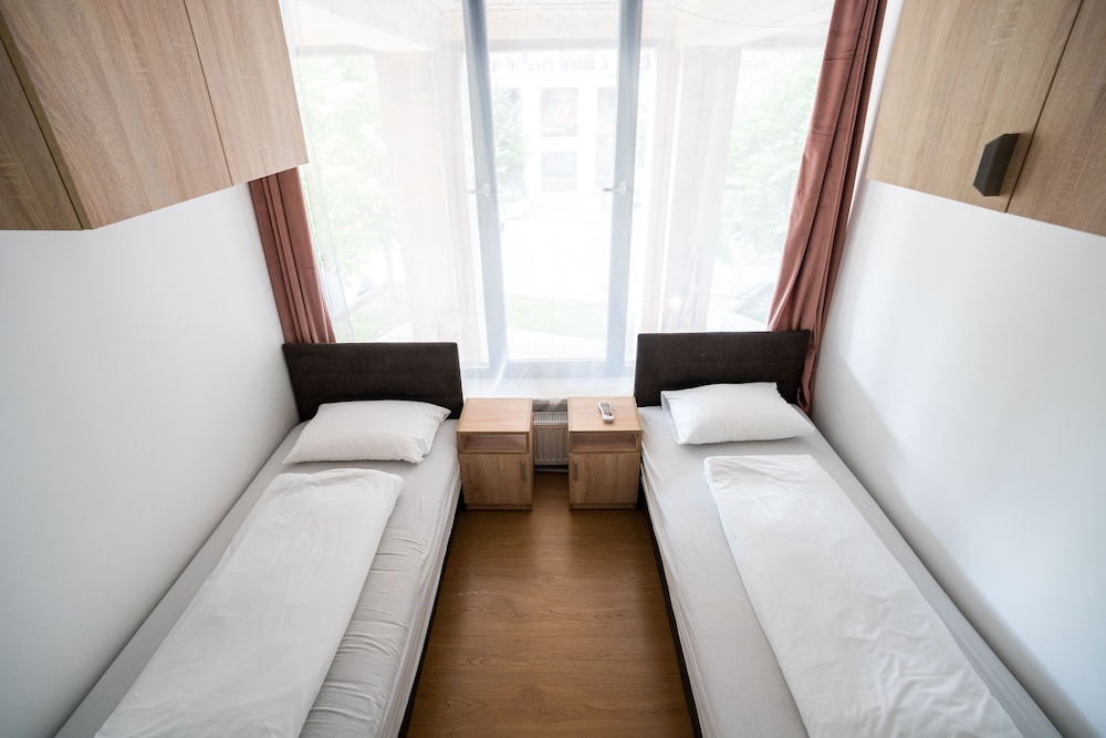 Twin Room, Private Bathroom thumbnail 6