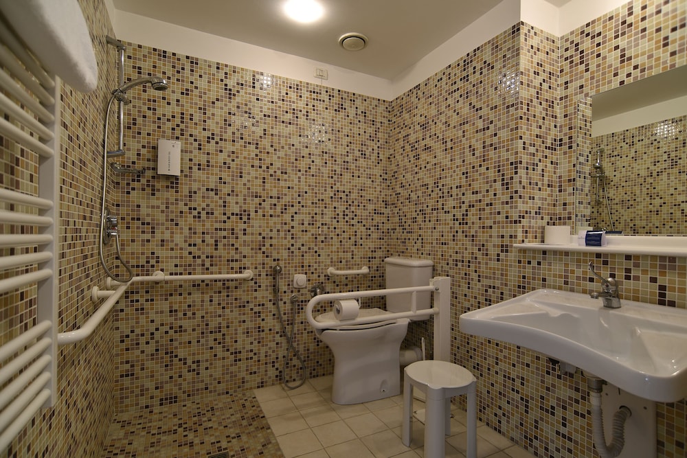 Standard Room, Multiple Beds - Photo 4