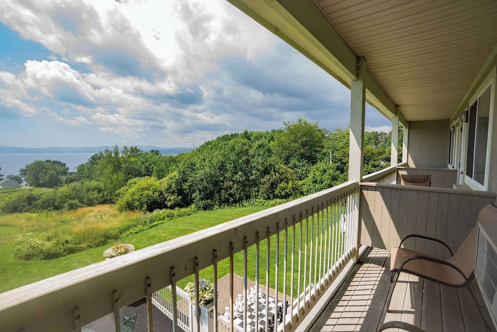 Superior Room, 1 King Bed, Balcony, Bay View - Photo 11